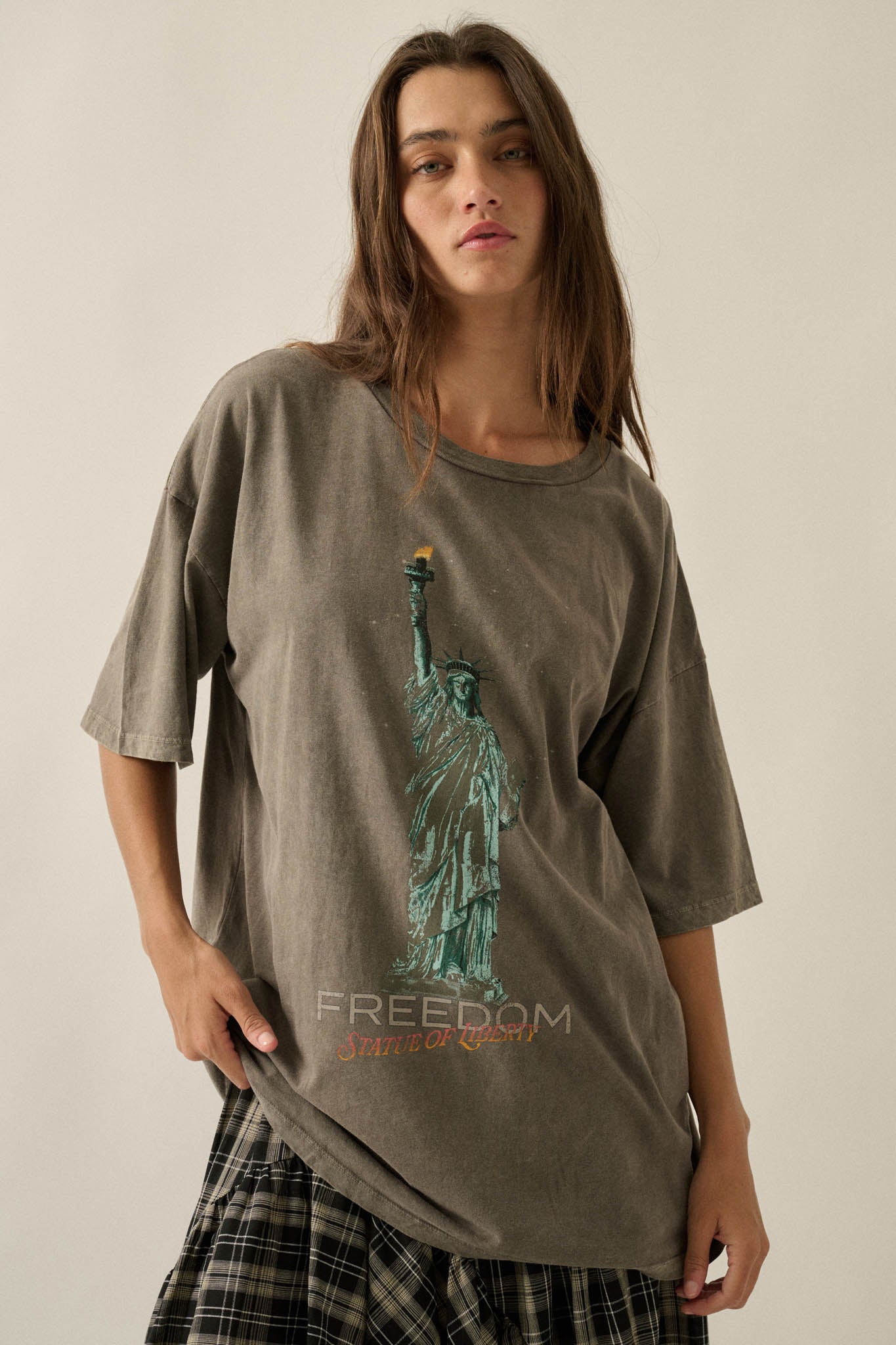 Lady Liberty Vintage-Wash Oversize Graphic Tee - ShopPromesa
