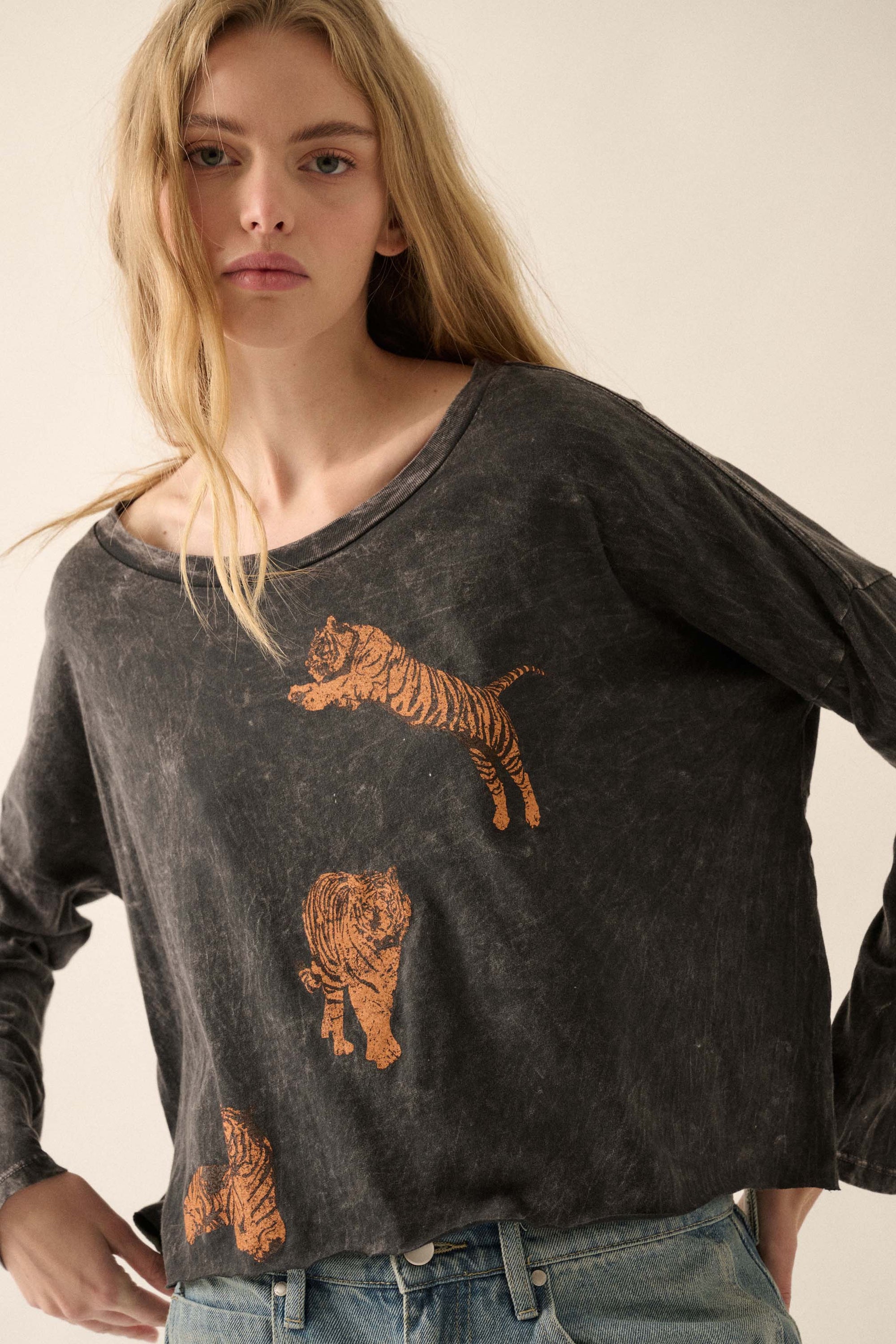 Tiger Trio Cropped Long-Sleeve Graphic Tee - ShopPromesa