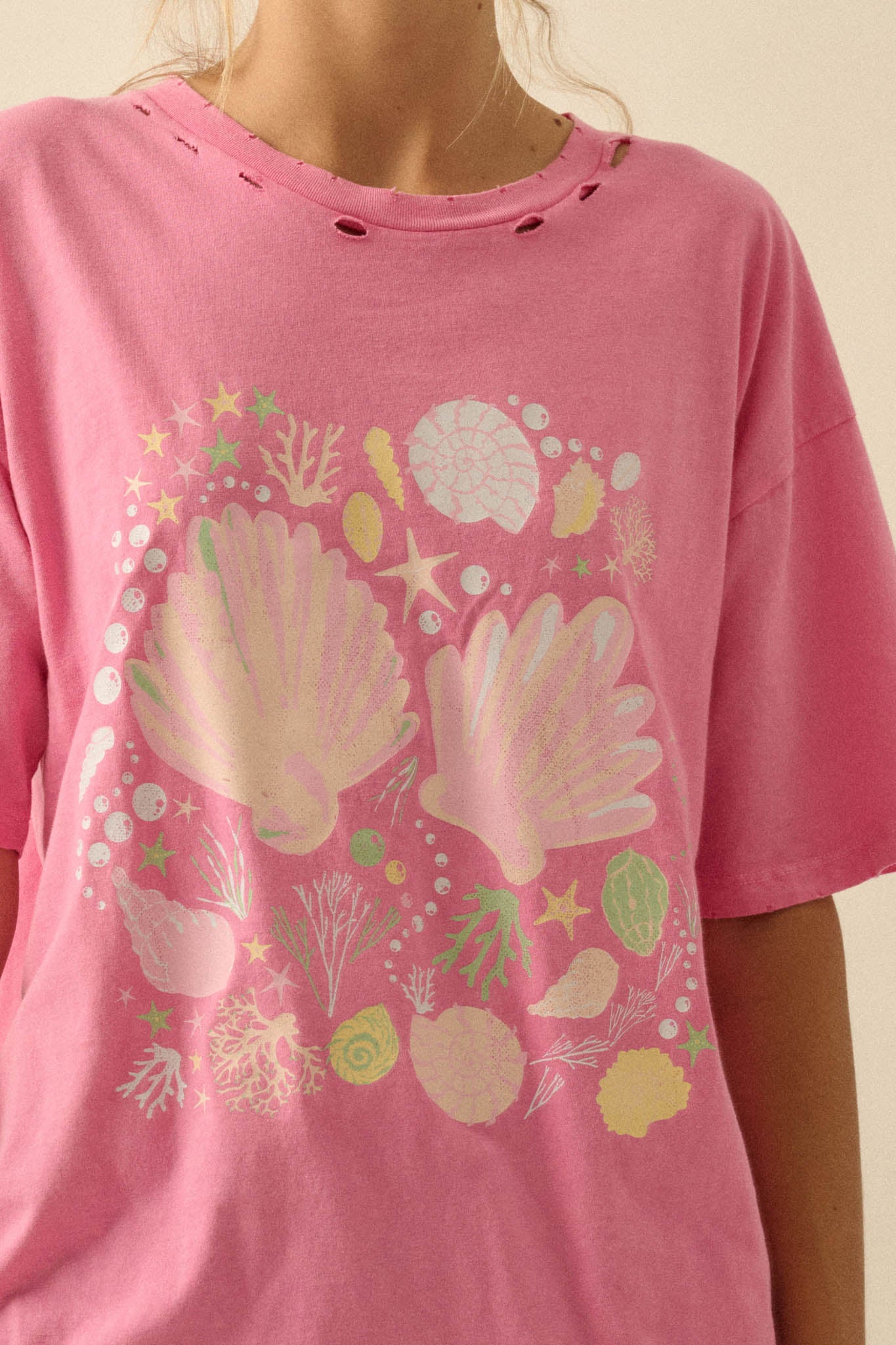 By the Seashore Distressed Seashell Graphic Tee - ShopPromesa