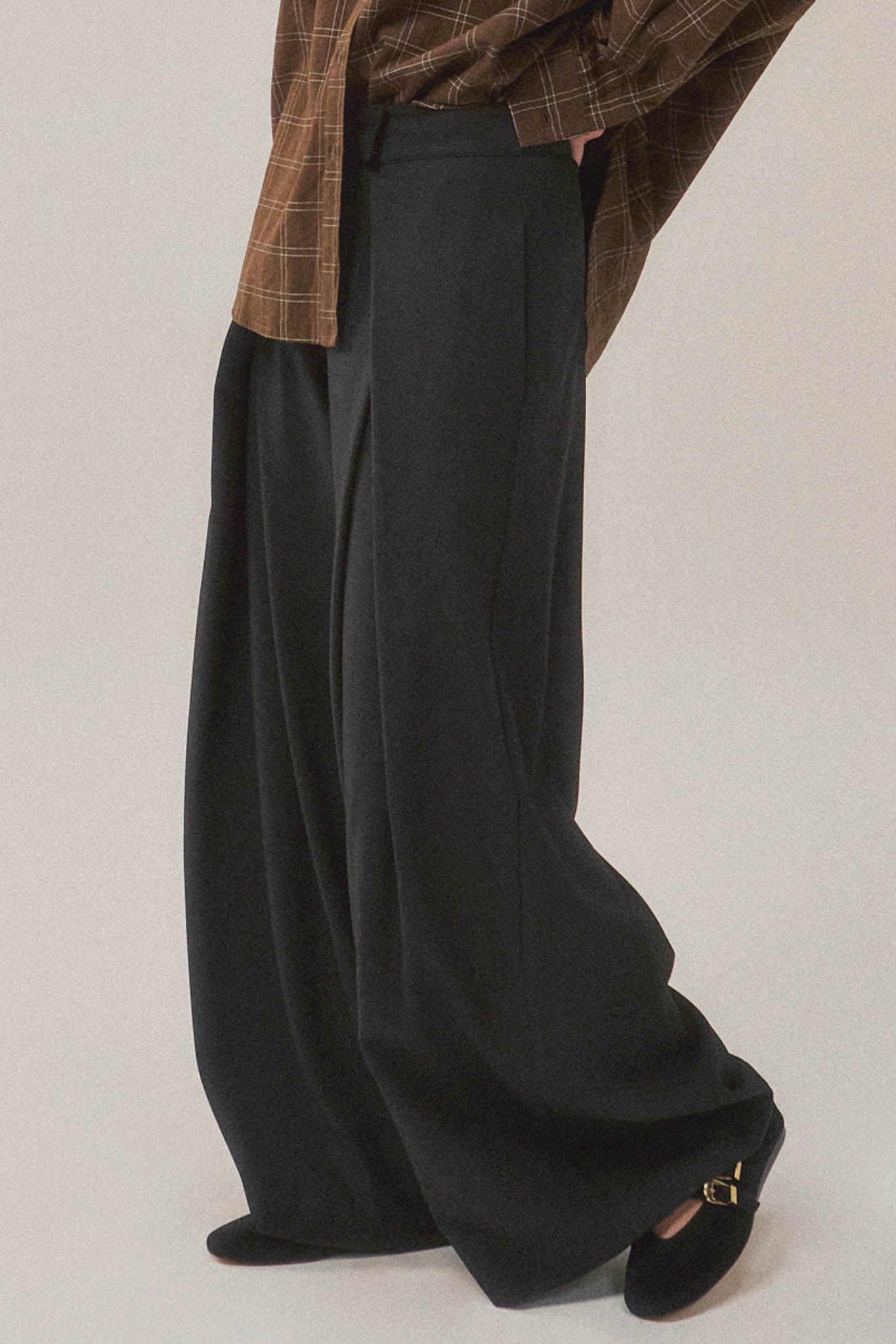 Walk this Way Gabardine Pleated Wide-Leg Pants - ShopPromesa