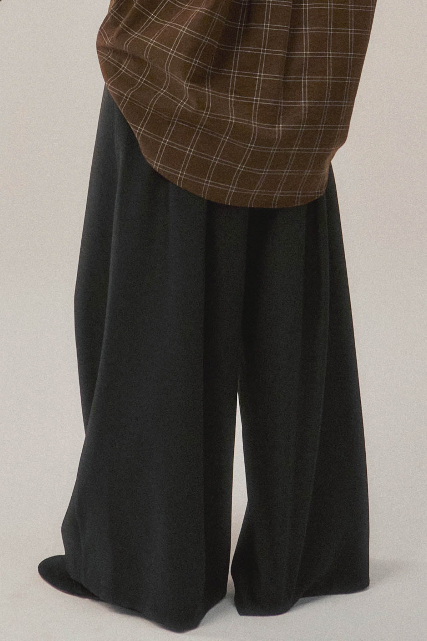Walk this Way Gabardine Pleated Wide-Leg Pants - ShopPromesa