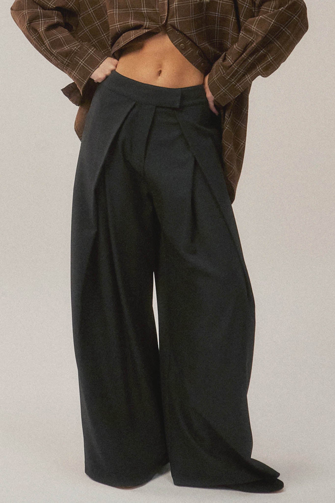 Walk this Way Gabardine Pleated Wide-Leg Pants - ShopPromesa