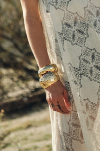 Sonora Hammered Gold Hinge Bangle Bracelet - ShopPromesa