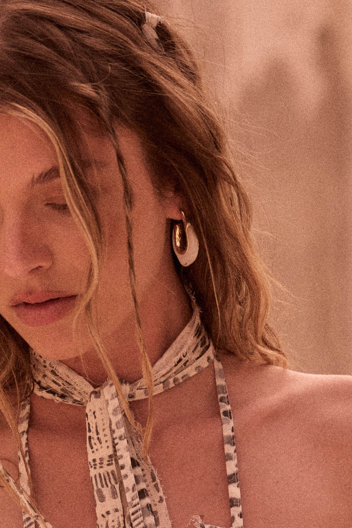 Arden Marble Resin and Gold Warped Hoop Earrings - ShopPromesa