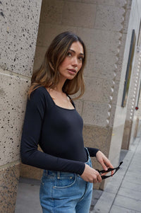 https://cdn.shopify.com/s/files/1/0002/3212/8522/files/Spotlight_Video_Lifted_Fit_Square_Neck_Long-Sleeve_Bodysuit.mp4?v=1714515216