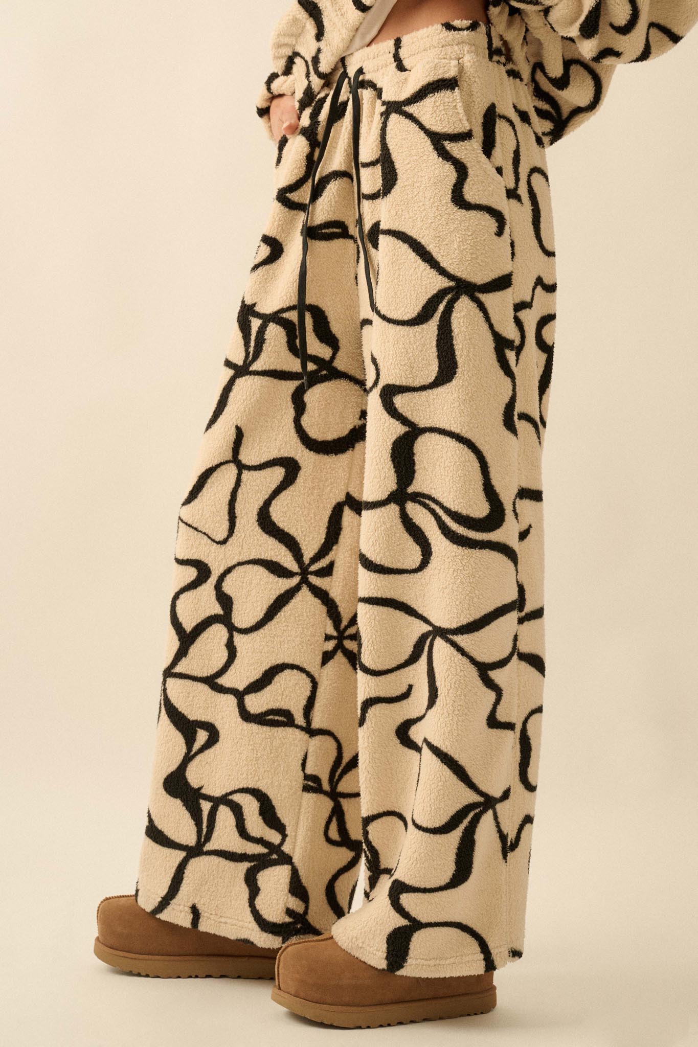 All Tied Up Bow-Print Fleece Wide-Leg Pants - ShopPromesa