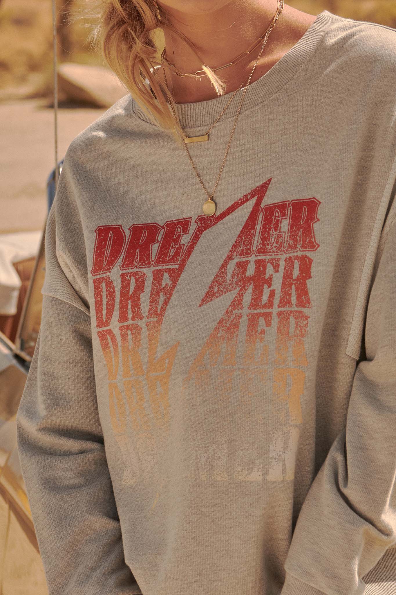 Dreamer Thunderbolt Vintage Graphic Sweatshirt - ShopPromesa