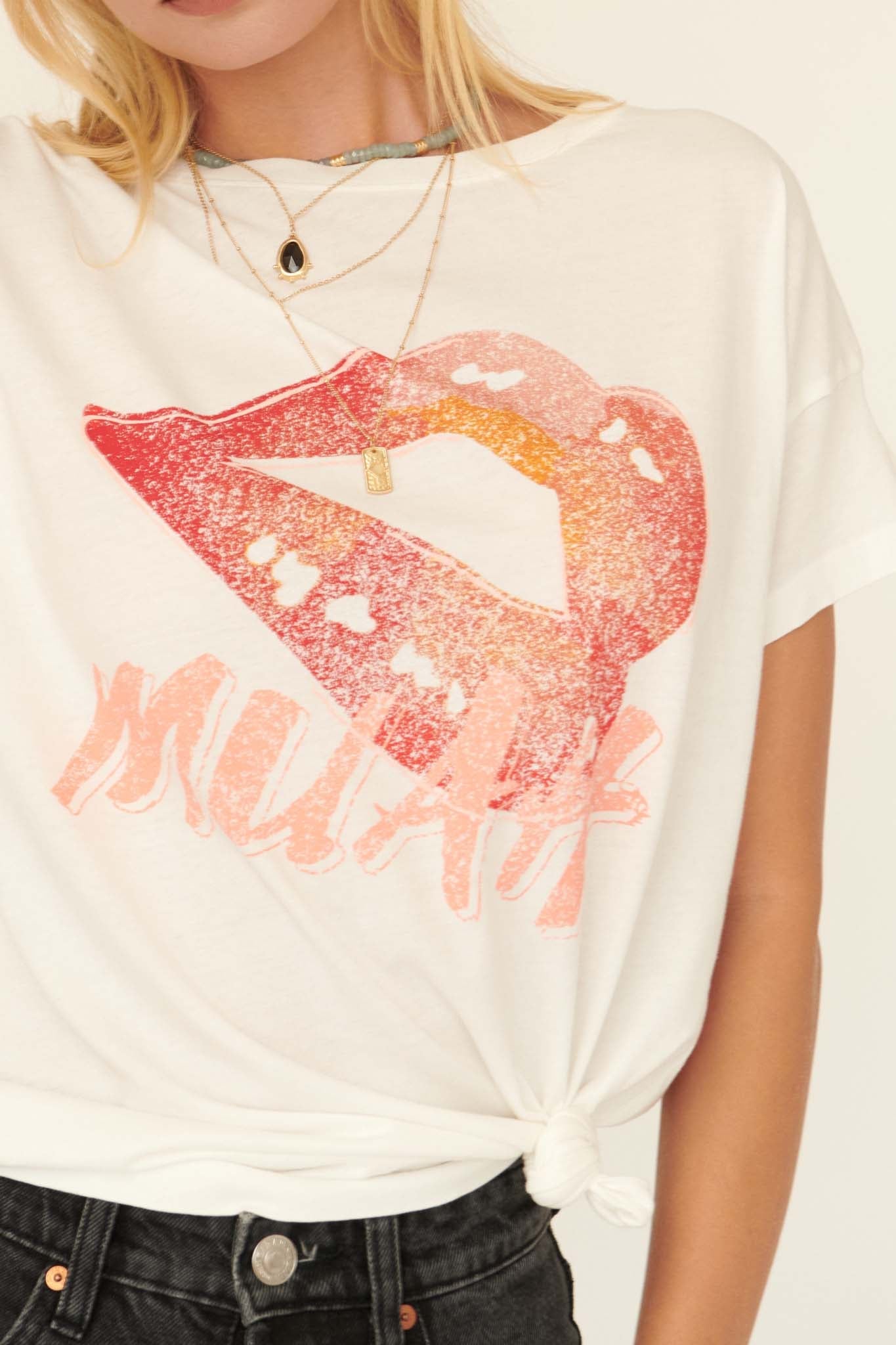 Muah Kiss Vintage-Print Graphic Tee - ShopPromesa