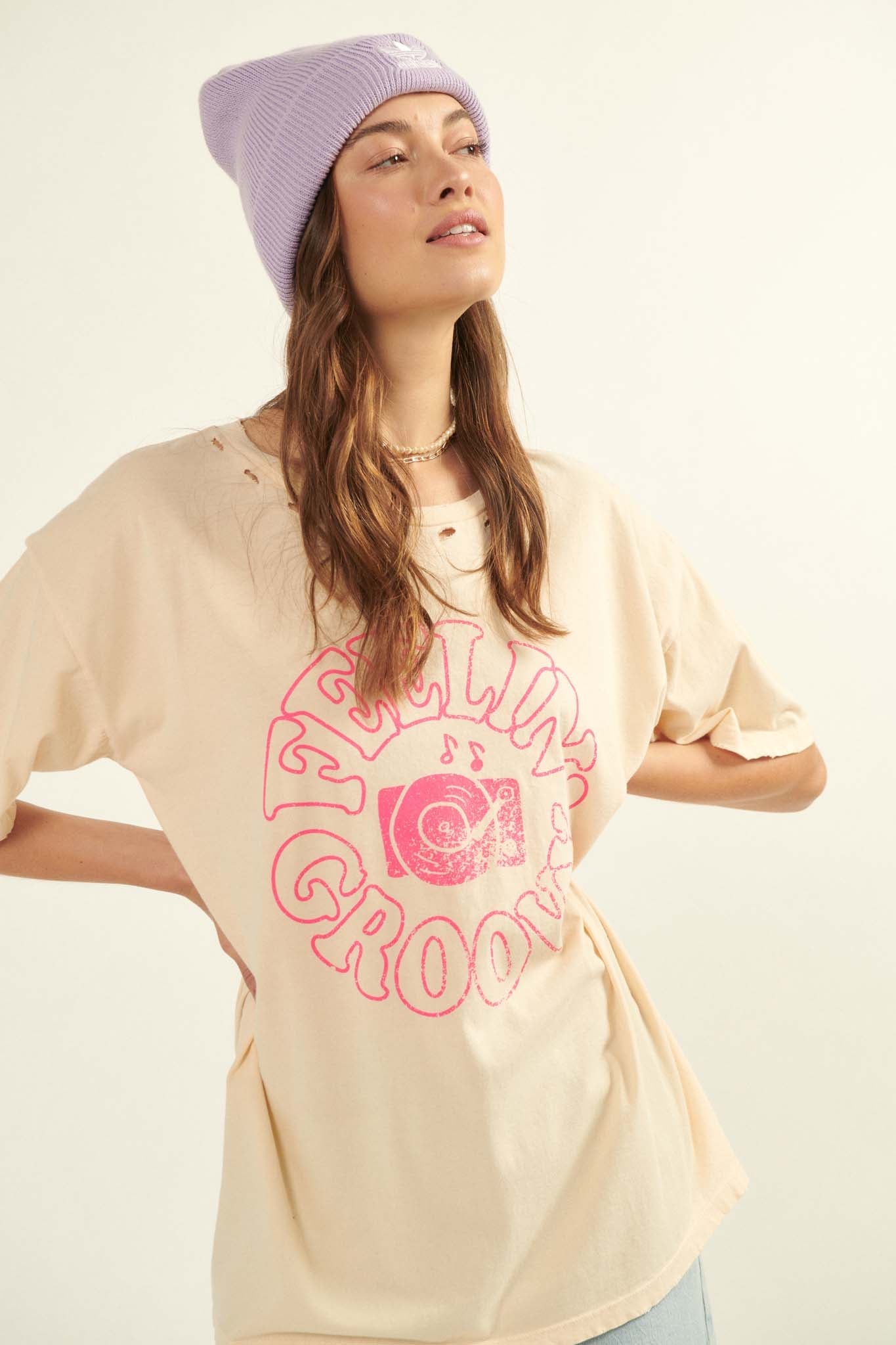 Feelin' Groovy Distressed Graphic Tee - ShopPromesa