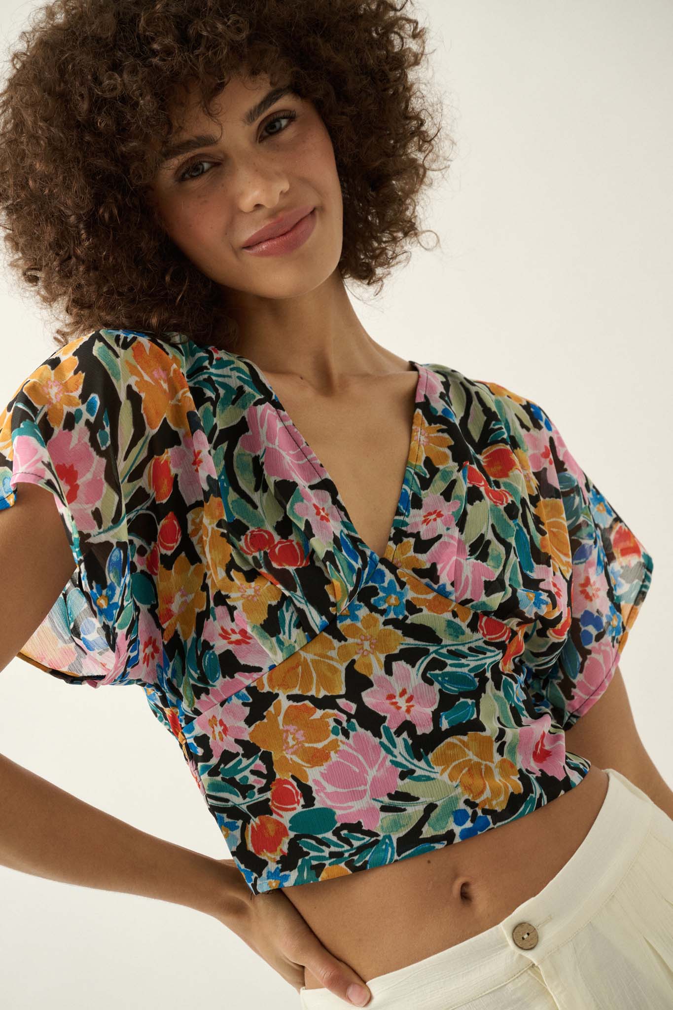 Cancún Sun Floral Chiffon Open-Back Crop Top - ShopPromesa